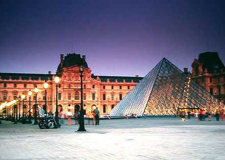 LouvrePyramide